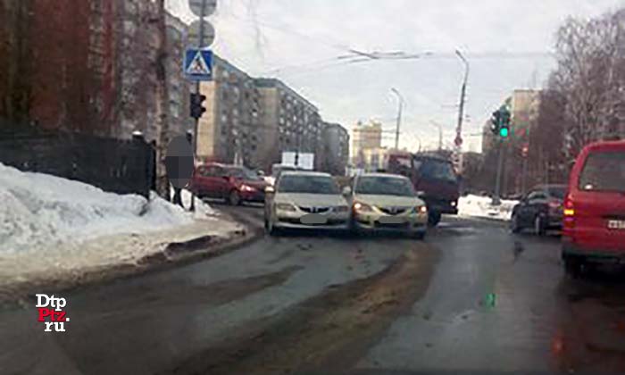 Петрозаводск, 18 февраля 2016 года, 11-52. ДТП с участием двух легковых автомобилей Мазда (Mazda 6) произошло на пересечении улиц Ровио - Лыжная - Мончегорская.