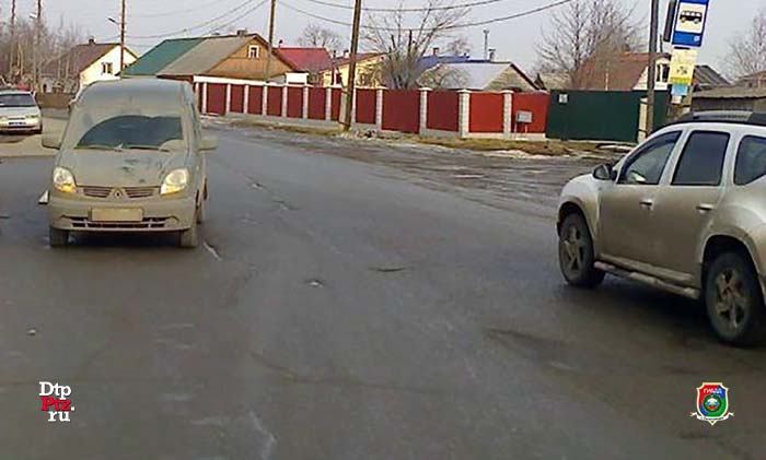 Петрозаводск, 29 марта 2016 года, 09-27. ДТП с участием пешехода и легкового автомобиля Рено (Renault Kangoo) произошло на Вытегорском шоссе, у дома № 18, в районе остановки общественного транспорта "улица Ульянова".