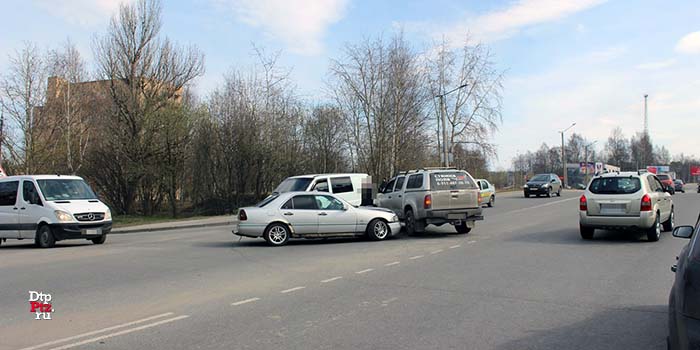 Петрозаводск, 28 апреля 2016 года, 14-38. ДТП с участием легкового автомобиля Мерседес (Mercedes-Benz) и пикапа Тойота (Toyota Hilux) произошло на пересечении улиц Правды и Промышленная.