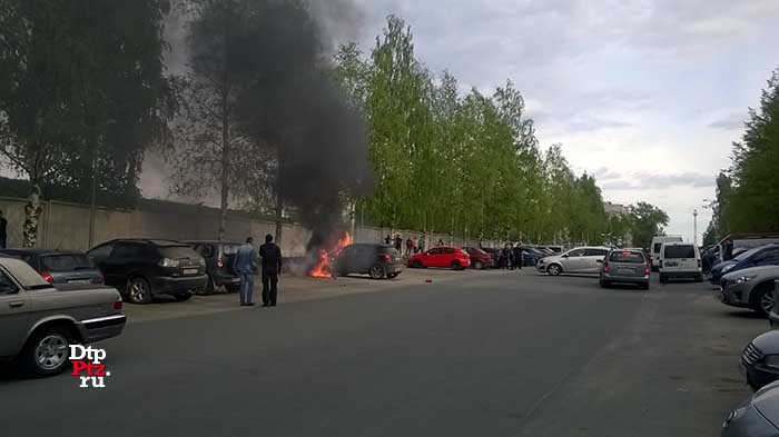 Петрозаводск, 16 мая 2016 года, 17-15. Пожар в кроссовере Опель (Opel Mokka) произошел на улице Маршала Мерецкова, у дома №16.