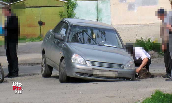 Петрозаводск, 20 мая 2016 года, 14-00. ДТП с участием легкового автомобиля Лада Приора (Lada Priora) произошло на улице Виданская, между домами № 15 и 17.