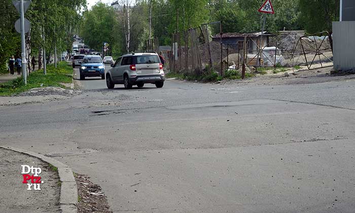 Петрозаводск, 20 мая 2016 года, 08-15. ДТП с участием велосипедиста и кроссовера Шкода (Skoda Yeti) произошло на пересечении улиц Калинина и Володарского.