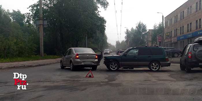 Петрозаводск, 26 мая 2016 года, 08-37. ДТП с участием кроссовера Субару (Subaru Forester) и легкового автомобиля Рено (Renault Logan) произошло на улице Ригачина у дома №66.