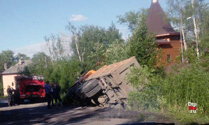 Петрозаводск, 22 июня 2016 года, 16-30. ДТП с участием неустановленного автомобиля и самосвала на шасси грузового автомобиля ШансиМан (Shacman) произошло в межквартальном проезде в районе дома №4 по Вытегорскому шоссе.