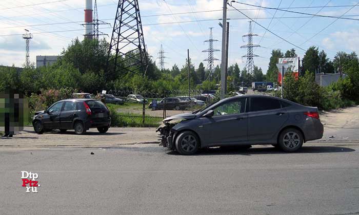 Петрозаводск, 3 июня 2016 года, 10-20. ДТП с участием легкового автомобиля Хендай (Hyundai Solaris) и Лада (Lada Kalina) произошло на пересечении улицы Новосулажгорская и Ветеринарного переулка.