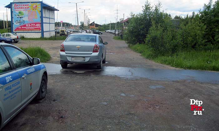 Петрозаводск, 6 июня 2016 года, 09-25. ДТП с участием велосипедиста и легкового автомобиля Шевроле (Chevrolet Cobalt) произошло на Лесном проспекте, у дома № 40-б, в районе пересечения с Высотным проездом.