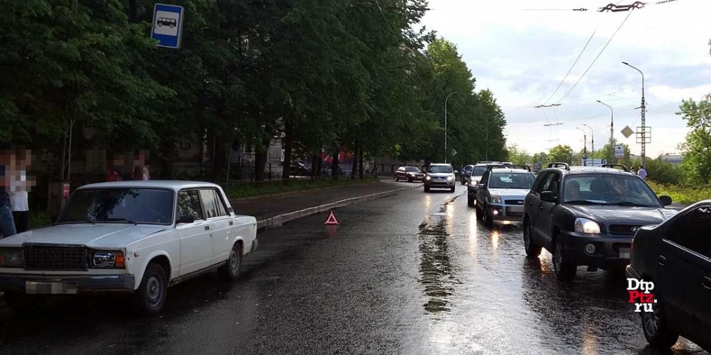 Петрозаводск, 11 июля 2016 года, 17-35. ДТП с участием пешехода и легкового автомобиля ВАЗ-2107 произошло на улице Правды, в районе остановки общественного транспорта у дома № 6.