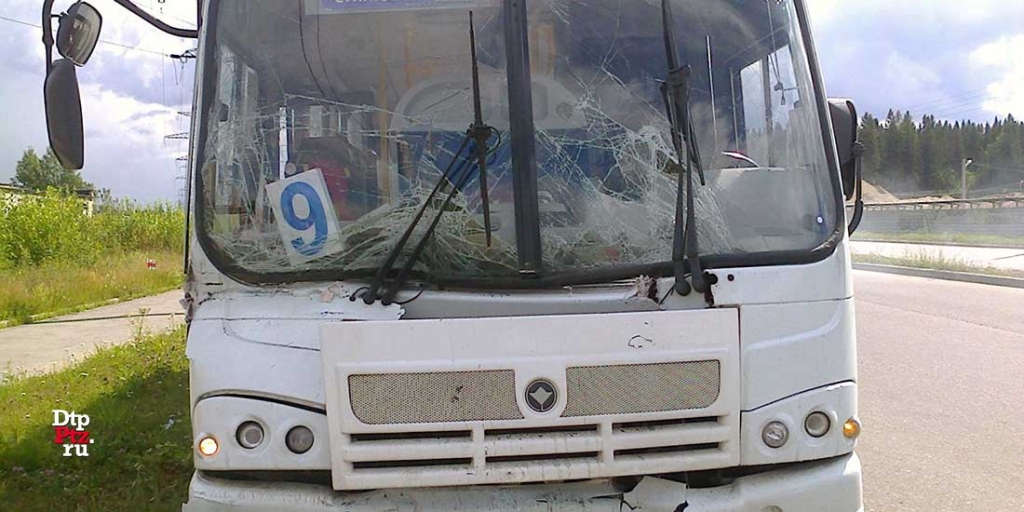 Петрозаводск, 11 июля 2016 года, 13-35. ДТП с участием маршрутного автобуса ПАЗ и седельного тягача МЭН (MAN) с полуприцепом произошло на Лесном проспекте, напротив дома №51.
