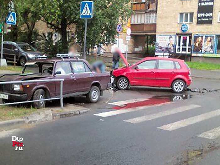 Петрозаводск, 29 июля 2016 года, 08-35. ДТП с участием двух легковых автомобилей произошло на пересечении улиц Антикайнена и Горького.