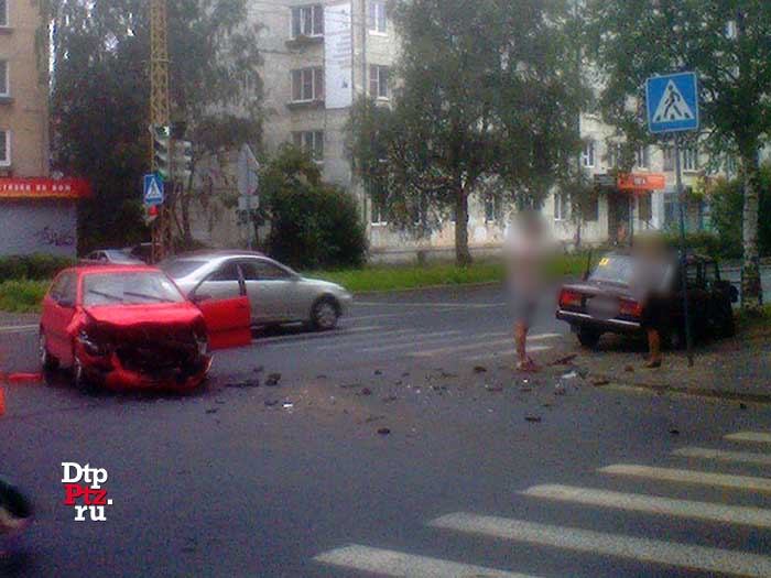 Петрозаводск, 29 июля 2016 года, 08-35. ДТП с участием двух легковых автомобилей произошло на пересечении улиц Антикайнена и Горького.