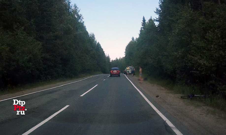 Прионежский район, 3 июля 2016 года, 15-40. ДТП с участием велосипедиста и легкового автомобиля Тойота (Toyota Carina) произошло на 13-м километре автодороги "Петрозаводск - Лососинное".