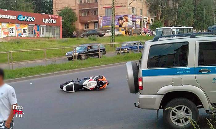 217-2 Петрозаводск, 4 июля 2016 года, 18-00. ДТП с участием мотоциклиста и двух легковых автомобилей произошло на Комсомольском проспекте, в районе пересечения с улицей Лизы Чайкиной.
