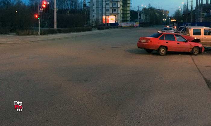 В период времени с 03 часов 00 минут до 04 часов 00 минут 24 апреля 2016 года, на перекрестке улиц Красная - Антикайнена в г. Петрозаводске, произошло столкновение автомобилей «Деу Нексия» причинен тяжкий вред здоровью.