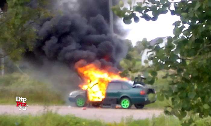 Олонецкий район, 13 августа 2016 года, 18-05. Пожар в легковом автомобиле Фольксваген (Volkswagen Passat) произошел у дома №30 в деревне Рыпушкалицы.