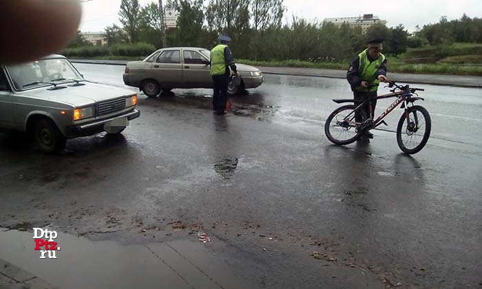Петрозаводск, 30 августа 2016 года, 09-20. ДТП с участием велосипедиста и легкового автомобиля ВАЗ-2107 произошло на пересечении улиц Правды и Володарского.
