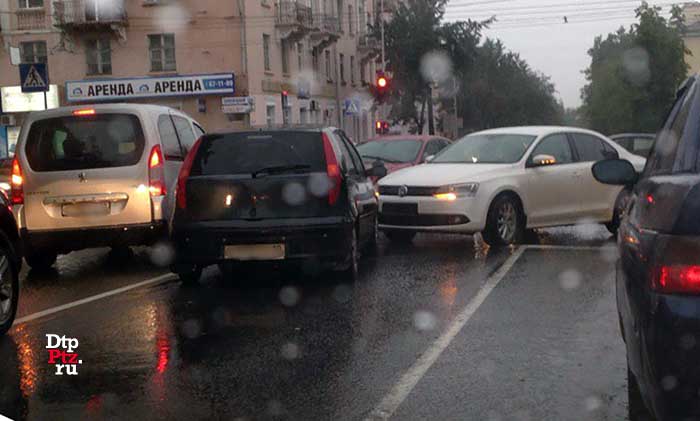 Петрозаводск, 8 августа 2016 года, 17-46. Групповое ДТП с участием трех легковых автомобилей произошло на пересечении улиц Гоголя и Антикайнена.