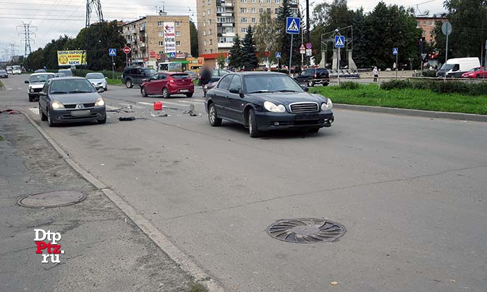 Петрозаводск, 9 сентября 2016 года, 11-22. ДТП с участием легковых автомобилей Хендай Солярис (Hyundai Solaris) и Хендай Соната (Hyundai Sonata) произошло на пересечении Октябрьского проспекта и улицы Московская.