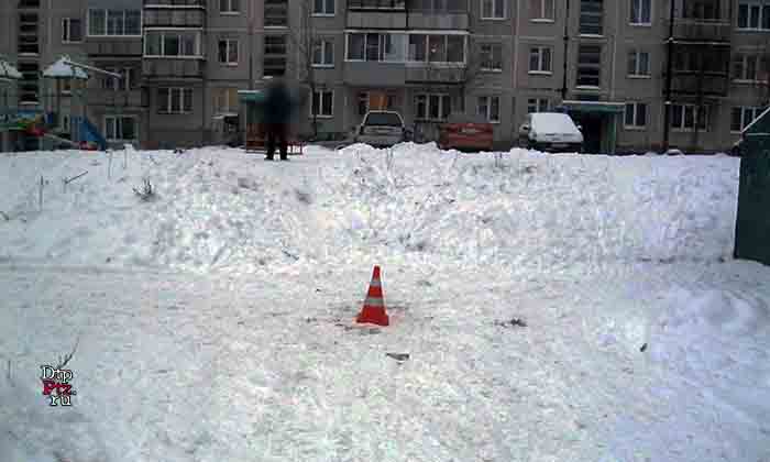 Петрозаводск, 13 ноября 2016 года, 11-57. ДТП с участием пешехода и кроссовера Сузуки (Suzuki Grand Vitara) произошло на дворовой территории у дома №8 по улице Сортавальская.