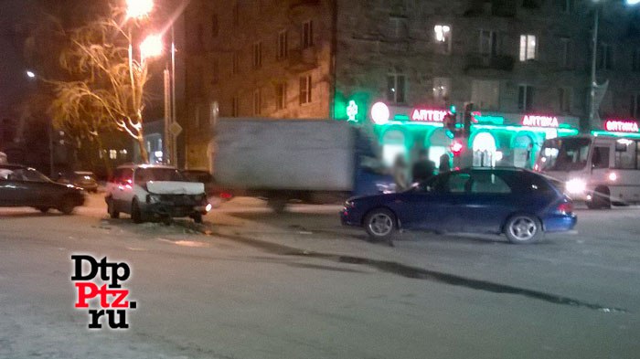 Петрозаводск, 15 ноября 2016 года, 20-04. ДТП с участием двух легковых автомобилей произошло на пересечении проспекта Ленина и улицы Кирова.