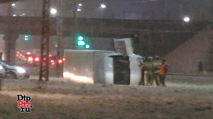 Петрозаводск, 24 ноября 2016 года, 16-36. ДТП с участием грузового фургона "Газель" и легкового автомобиля Тойота (Toyota Avensis) произошло на улице Шотмана, в районе пересечения с улицей Чапаева.
