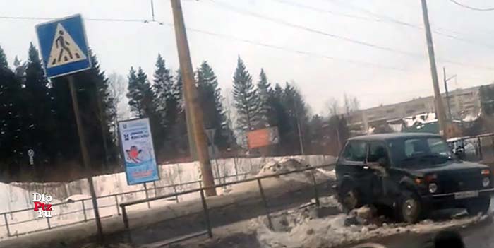 Петрозаводск, 21 декабря 2016 года, 11-35. ДТП с участием пешехода и внедорожника ВАЗ-2121 "Нива" произошло на Лесном проспекте, в районе дома №3, не нерегулируемом пешеходном переходе в районе парковки у лыжной трассы "Фонтаны". 