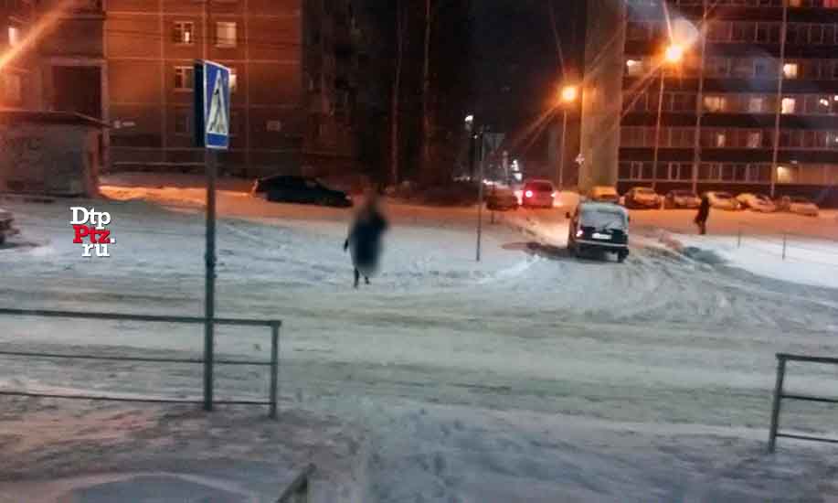 Петрозаводск, 5 декабря 2016 года, 12-30. ДТП с участием пешехода и легкового автомобиля Ниссан (Nissan Tiida) произошло на улице Антонова, на нерегулируемом пешеходном переходе в районе дома № 9.