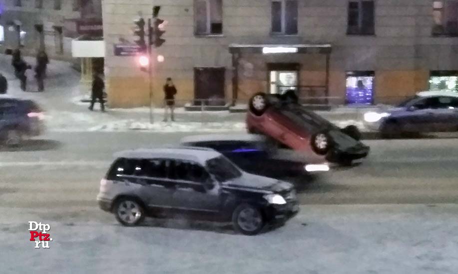 Петрозаводск, 8 января 2017 года, 16-44. ДТП с участием кроссовера Мерседес (Mercedes-benz GLK) и легкового автомобиля Ниссан (Nissan Note) произошло на пересечении проспекта Ленина и улицы Красноармейская.