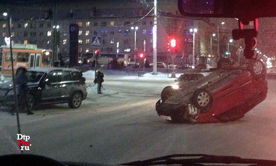 Петрозаводск, 8 января 2017 года, 16-44. ДТП с участием кроссовера Мерседес (Mercedes-Benz GLK) и легкового автомобиля Ниссан (Nissan Note) произошло на пересечении проспекта Ленина и улицы Красноармейская.