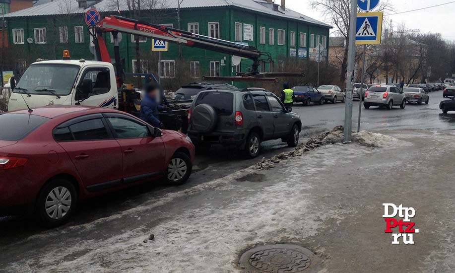 Только за выходные в Петрозаводске было эвакуировано 5 автомобилей, водители которых нарушили правила остановки и стоянки. 12 водителей успели убрать транспортное средство до приезда эвакуатора - им предстоит оплатить только административный штраф.