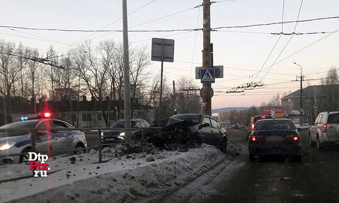 Петрозаводск, 6 марта 2017 года, 17-02. ДТП с участием легкового автомобиля Рено (Renault Megane) произошло на пересечении улиц Правды, Калинина, Лыжной и Ключевского шоссе.