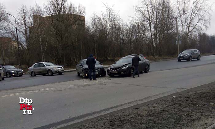 Петрозаводск, 10 апреля 2017 года, 14-50.  ДТП с участием легковых автомобилей Мазда (Mazda) и Ниссан (Nissan) произошло на пересечении улиц Правды и Промышленная.