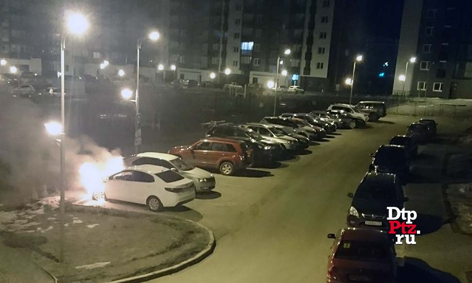 Петрозаводск, 29 апреля 2017 года, 00-15. Пожар в легковом автомобиле КИА (KIA Rio) произошел на внутридомовой территории у дома №13а по улице Попова.