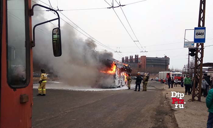 Петрозаводск, 29 апреля 2017 года, 17-30. Пожар в троллейбусе на остановке общественного транспорта "Кемская (конечная)"