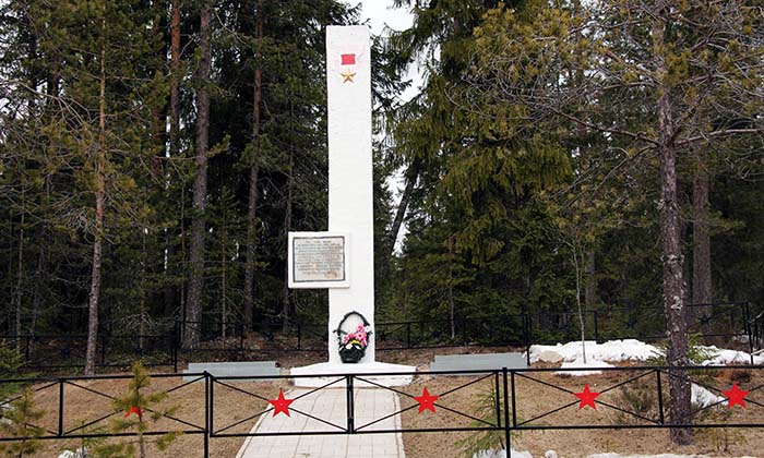 Федеральные дорожники благоустроили памятник Великой Отечественной войне на 315 км автодороги Р-21 «Кола»