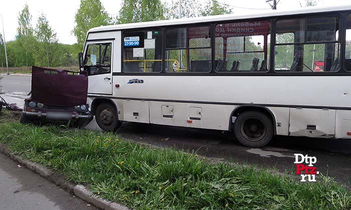 Петрозаводск, 11 июня 2017 года, 17-03.  ДТП с участием маршрутного автобуса ПАЗ и легкового автомобиля ВАЗ-2106 произошло на пересечении улиц Правды и Пробная.