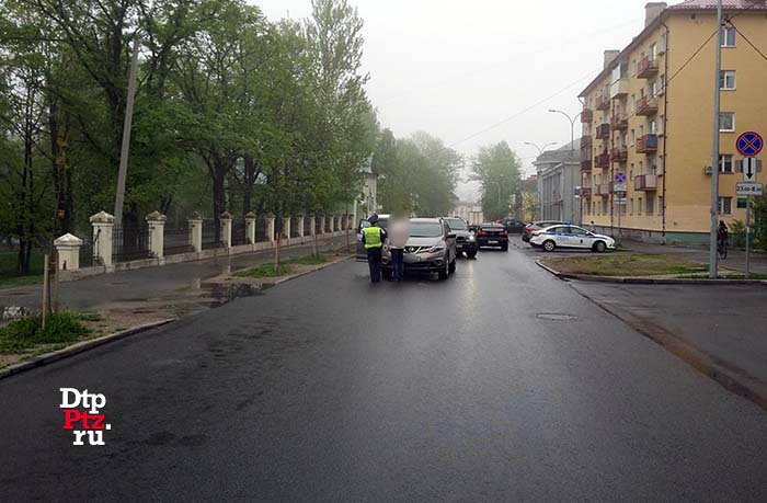 Петрозаводск, 12 июня 2017 года, 18-20. ДТП с участием пешехода и кроссовера Ниссан (Nissan Murano) произошло на улице Герцена, у дома № 17.