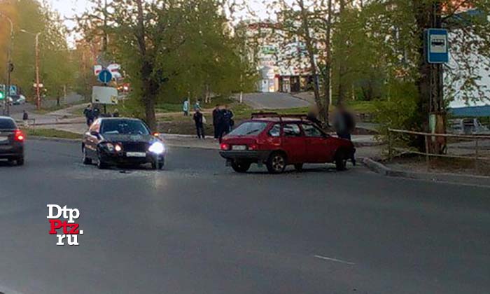 272 20 Петрозаводск, 8 июня 2017 года, 21-59.  ДТП с участием легковых автомобилей Мерседес (Mercedes-Benz) и ВАЗ-2109 произошло на улице Ключевая, у дома №10.