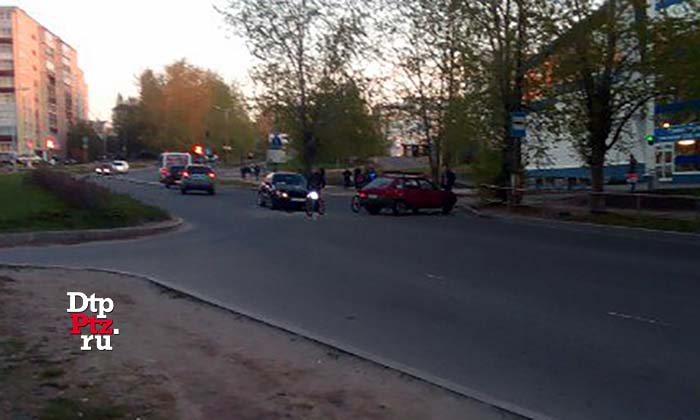 272 20 Петрозаводск, 8 июня 2017 года, 21-59.  ДТП с участием легковых автомобилей Мерседес (Mercedes-Benz) и ВАЗ-2109 произошло на улице Ключевая, у дома №10.