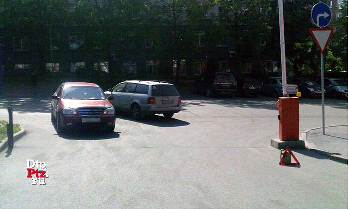Петрозаводск, 11 июля 2017 года, 14-50.  ДТП с участием легковых автомобилей Фольксваген (Volkswagen Passat) и Шевроле (Chevrolet Lacetti) произошло на улице Маршала Мерецкова, у дома №11.