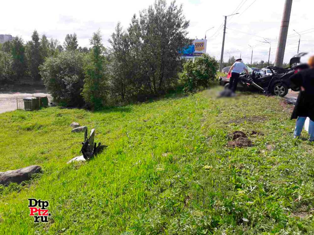 Петрозаводск, 16 июля 2017 года, 09-25.  ДТП с участием легкового автомобиля Ауди (Audi А6) произошло на Комсомольском проспекте, в районе дома 9.