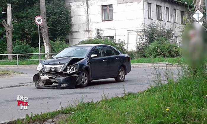 Петрозаводск, 19 июля 2017 года, 09-25.  ДТП с участием легкового автомобиля Джилли (Geely) и фургона Мерседес (Mercedes-Benz) произошло на улице пересечении улиц Мелентьевой и Советская.