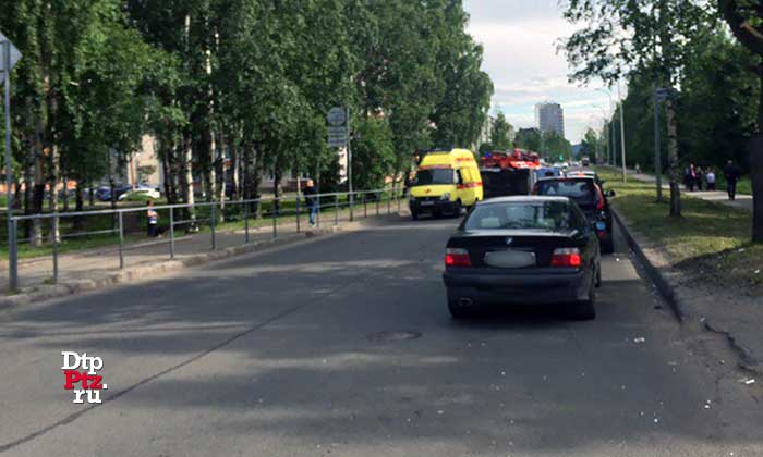 Петрозаводск, 19 июля 2017 года, 09-25.  ДТП с участием легкового автомобиля Джилли (Geely) и фургона Мерседес (Mercedes-Benz) произошло на улице пересечении улиц Мелентьевой и Советская.
