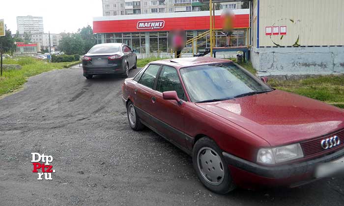 Петрозаводск, 20 июля 2017 года, 17-30.  ДТП с участием пешехода и легкового автомобиля Ауди (Audi 80) произошло на улице Генерала Фролова 13А.
