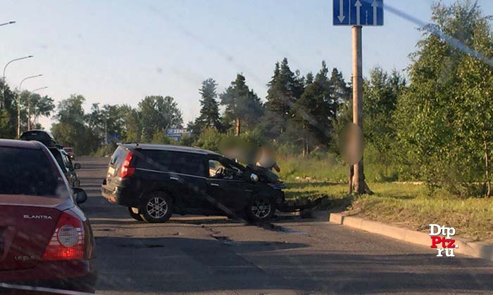272pgHz4j3hyOA Петрозаводск, 10 июля 2017 года, 18-47.  ДТП с участием двух автомобилей произошло на улице Халтурина, на участке автодороги между Лесным проспектом и улицей Боровая.