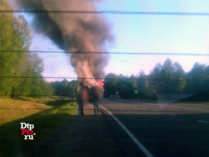 Олонецкий район, 16 августа 2017 года, 18-50.  Пожар в рейсовом автобусе произошел на 337-м километре автодороги М-18 "Кола",  у населённого пункта Кескозеро.