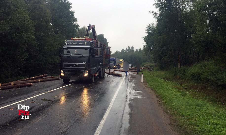 Питкярантский район, 31 августа 2017 года, 19-20. ДТП с участием лесовоза произошло на 301-м километре автодороги А-121 "Сортавала", между населёнными пунктами Керисюрья и Импилахти.
