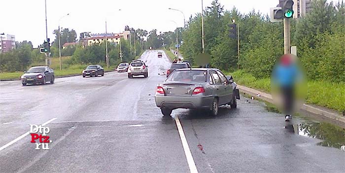 Петрозаводск, 5 августа 2017 года, 16-50.  ДТП с участием легковых автомобилей Дэу Нексия (Daewoo Nexia) и Тойота (Toyota Avensis) произошло на пересечении Лесного проспекта и Суоярвского шоссе.
