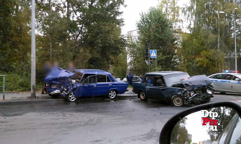 Петрозаводск, 28 сентября 2017 года, 17-23. ДТП с участием легковых автомобилей ВАЗ-2106 и ВАЗ-2107 произошло на улице Шотмана, в районе пересечения с улицей Мурманская.