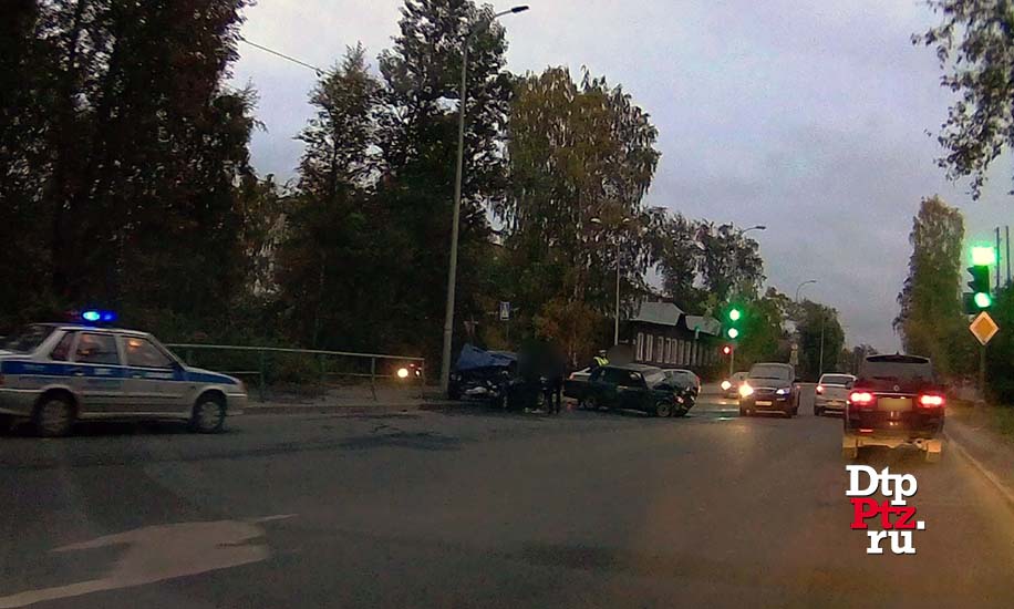 Петрозаводск, 28 сентября 2017 года, 17-23. ДТП с участием легковых автомобилей ВАЗ-2106 и ВАЗ-2107 произошло на улице Шотмана, в районе пересечения с улицей Мурманская.