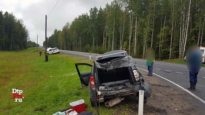 Прионежский район, 8 сентября 2017 года, 11-15. ДТП с участием автомобилей Дача (Dacia Duster) и Мерседес (Mercedes-Benz) произошло на 450-м километре автодороги М-18 "Кола", в районе отворотки к местечку "Лучевое-1".